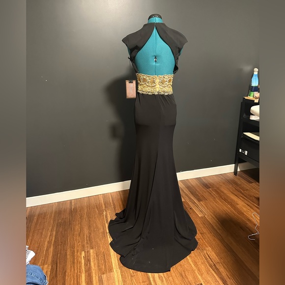 Beautiful Mac Duggal beaded gown with plunging neckline and train - Picture 2 of 3